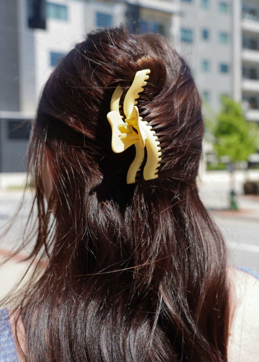 Midi Wavy Hold Everything Claw Clip- Matte Butter Yellow