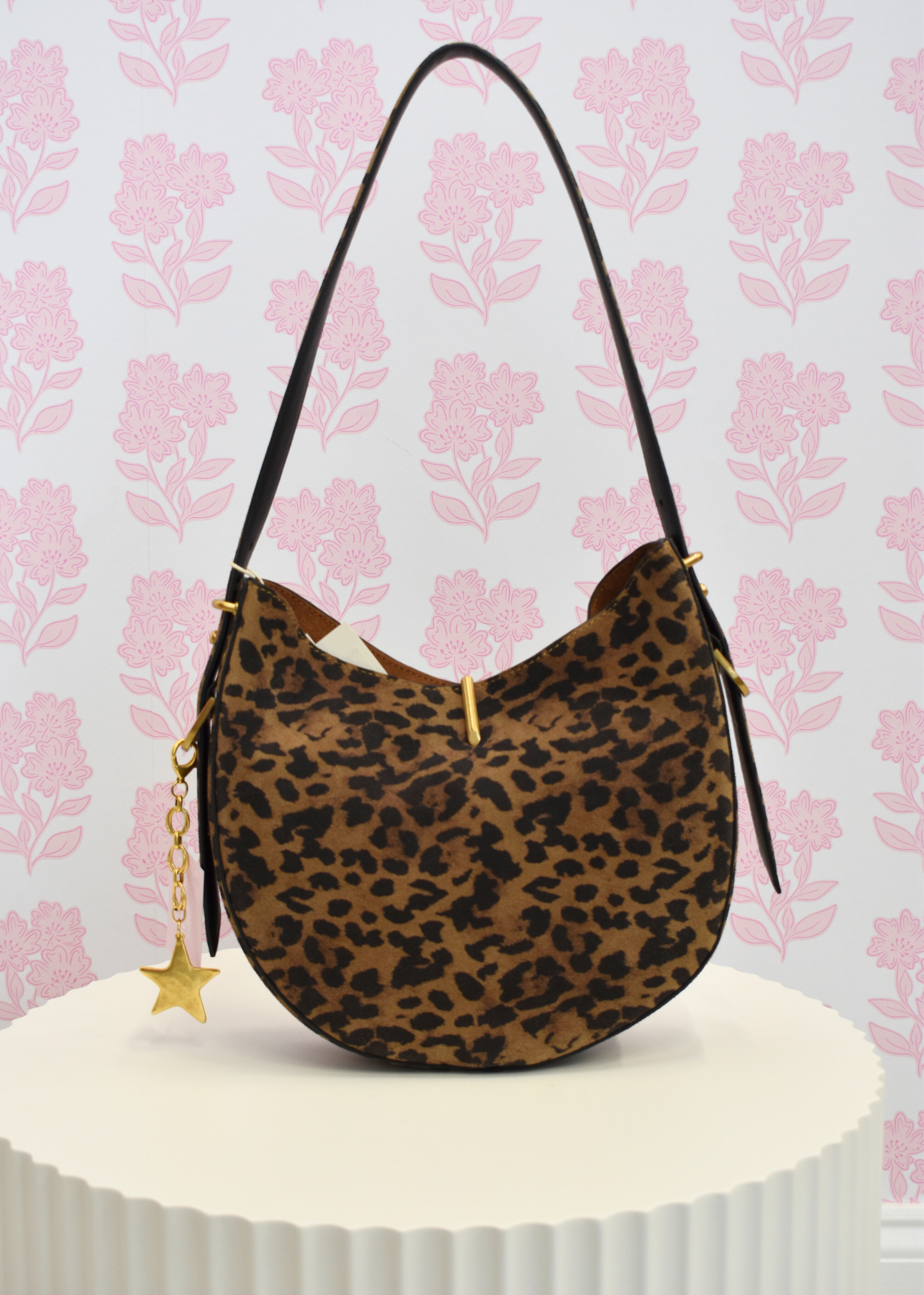 Leopard print shoulder bag with gold clasp detail